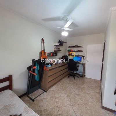 Casa com 197m², 4 quartos (sendo 1 suíte), 3 garagens, no bairro Barreiros em São José