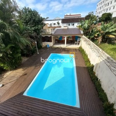 Casa com 197m², 4 quartos (sendo 1 suíte), 3 garagens, no bairro Barreiros em São José