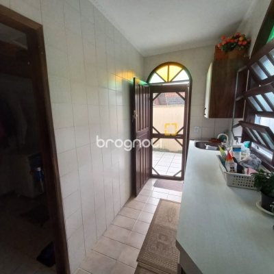 Casa com 197m², 4 quartos (sendo 1 suíte), 3 garagens, no bairro Barreiros em São José