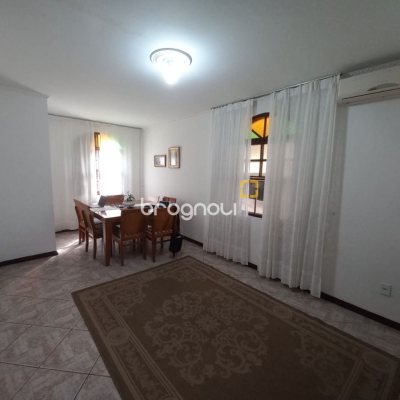 Casa com 197m², 4 quartos (sendo 1 suíte), 3 garagens, no bairro Barreiros em São José