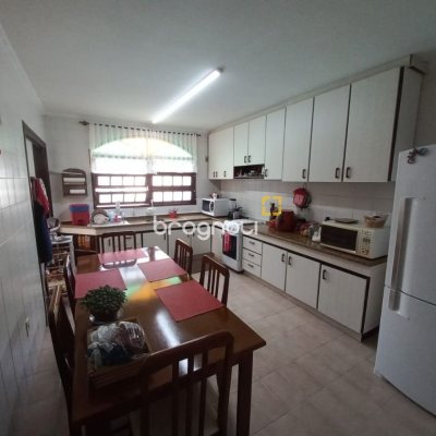 Casa com 197m², 4 quartos (sendo 1 suíte), 3 garagens, no bairro Barreiros em São José