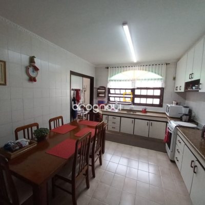 Casa com 197m², 4 quartos (sendo 1 suíte), 3 garagens, no bairro Barreiros em São José