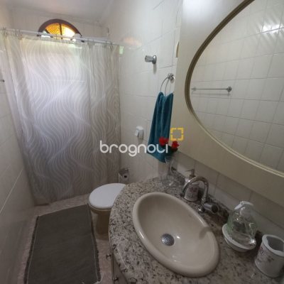 Casa com 197m², 4 quartos (sendo 1 suíte), 3 garagens, no bairro Barreiros em São José