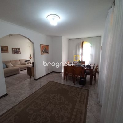 Casa com 197m², 4 quartos (sendo 1 suíte), 3 garagens, no bairro Barreiros em São José