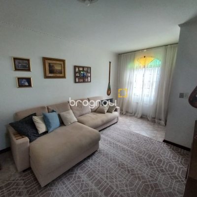 Casa com 197m², 4 quartos (sendo 1 suíte), 3 garagens, no bairro Barreiros em São José
