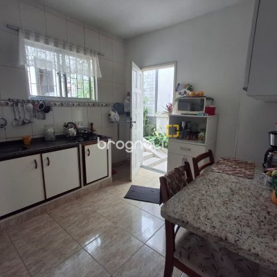 Casa com 200m², 3 quartos (sendo 1 suíte), 1 garagem, no bairro Estreito em Florianópolis