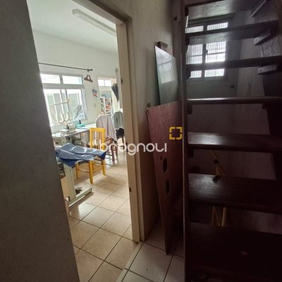 Casa com 200m², 3 quartos (sendo 1 suíte), 1 garagem, no bairro Estreito em Florianópolis