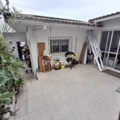 Casa com 200m², 3 quartos (sendo 1 suíte), 1 garagem, no bairro Estreito em Florianópolis