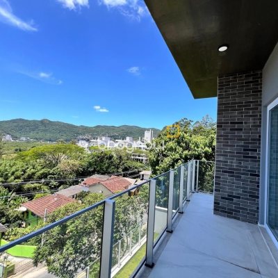 Apartamento com 133m², 3 quartos (sendo 3 suítes), 2 garagens, no bairro João Paulo em Florianópolis
