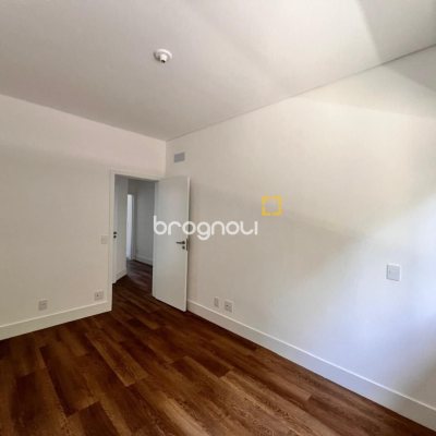 Apartamento com 133m², 3 quartos (sendo 3 suítes), 2 garagens, no bairro João Paulo em Florianópolis