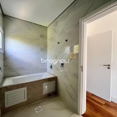 Apartamento com 133m², 3 quartos (sendo 3 suítes), 2 garagens, no bairro João Paulo em Florianópolis