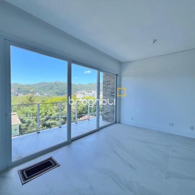 Apartamento com 133m², 3 quartos (sendo 3 suítes), 2 garagens, no bairro João Paulo em Florianópolis