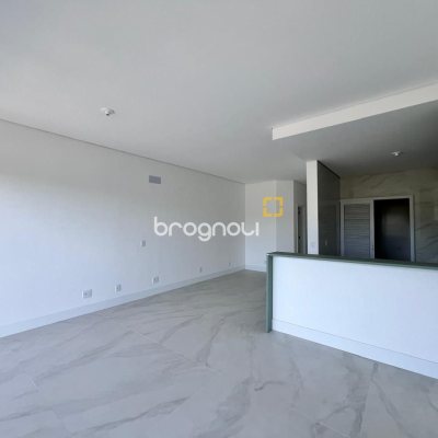 Apartamento com 133m², 3 quartos (sendo 3 suítes), 2 garagens, no bairro João Paulo em Florianópolis