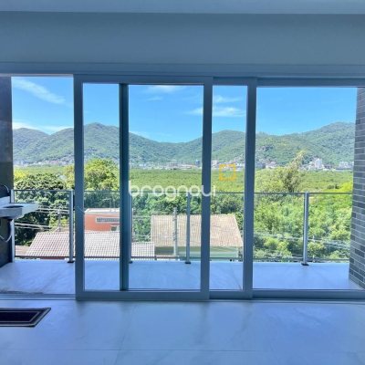 Apartamento com 133m², 3 quartos (sendo 3 suítes), 2 garagens, no bairro João Paulo em Florianópolis