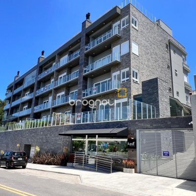 Apartamento com 133m², 3 quartos (sendo 3 suítes), 2 garagens, no bairro João Paulo em Florianópolis