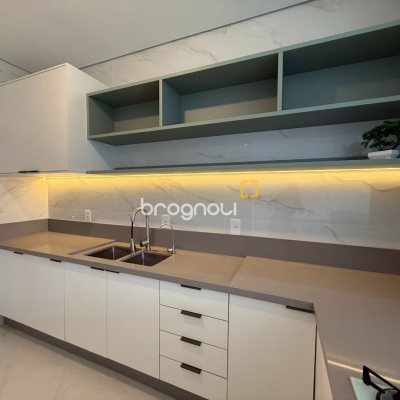 Apartamento com 133m², 3 quartos (sendo 3 suítes), 2 garagens, no bairro João Paulo em Florianópolis