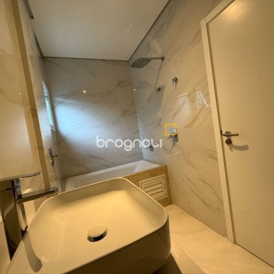 Apartamento com 133m², 3 quartos (sendo 3 suítes), 2 garagens, no bairro João Paulo em Florianópolis