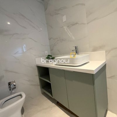 Apartamento com 133m², 3 quartos (sendo 3 suítes), 2 garagens, no bairro João Paulo em Florianópolis