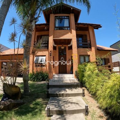 Casa de Condomínio com 230m², 3 quartos (sendo 3 suítes), 4 garagens, no bairro Rio Tavares em Florianópolis