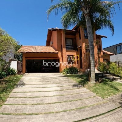 Casa de Condomínio com 230m², 3 quartos (sendo 3 suítes), 4 garagens, no bairro Rio Tavares em Florianópolis