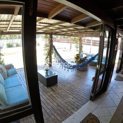 Casa de Condomínio com 230m², 3 quartos (sendo 3 suítes), 4 garagens, no bairro Rio Tavares em Florianópolis
