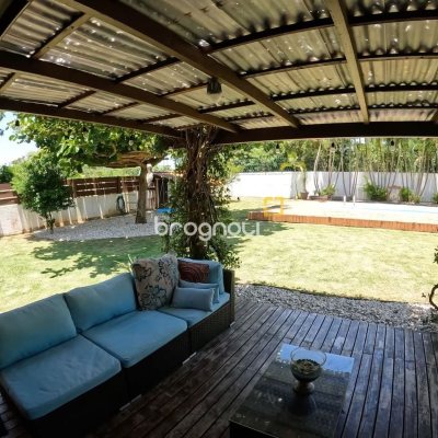 Casa de Condomínio com 230m², 3 quartos (sendo 3 suítes), 4 garagens, no bairro Rio Tavares em Florianópolis