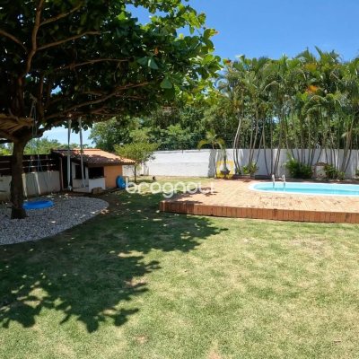 Casa de Condomínio com 230m², 3 quartos (sendo 3 suítes), 4 garagens, no bairro Rio Tavares em Florianópolis
