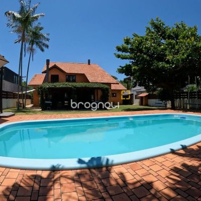 Casa de Condomínio com 230m², 3 quartos (sendo 3 suítes), 4 garagens, no bairro Rio Tavares em Florianópolis