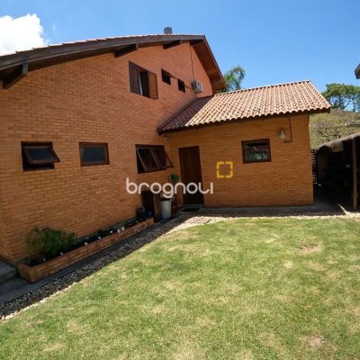 Casa de Condomínio com 230m², 3 quartos (sendo 3 suítes), 4 garagens, no bairro Rio Tavares em Florianópolis
