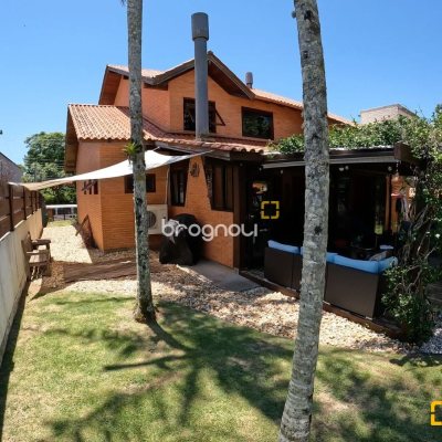 Casa de Condomínio com 230m², 3 quartos (sendo 3 suítes), 4 garagens, no bairro Rio Tavares em Florianópolis