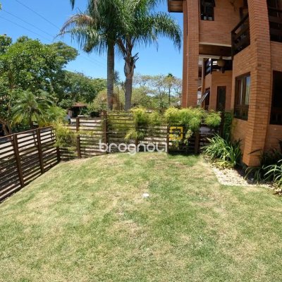 Casa de Condomínio com 230m², 3 quartos (sendo 3 suítes), 4 garagens, no bairro Rio Tavares em Florianópolis
