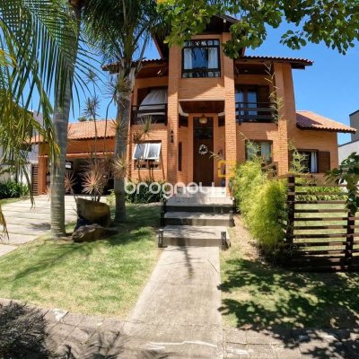 Casa de Condomínio com 230m², 3 quartos (sendo 3 suítes), 4 garagens, no bairro Rio Tavares em Florianópolis