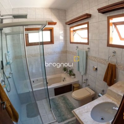 Casa de Condomínio com 230m², 3 quartos (sendo 3 suítes), 4 garagens, no bairro Rio Tavares em Florianópolis