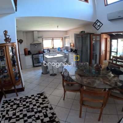 Casa de Condomínio com 230m², 3 quartos (sendo 3 suítes), 4 garagens, no bairro Rio Tavares em Florianópolis