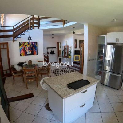 Casa de Condomínio com 230m², 3 quartos (sendo 3 suítes), 4 garagens, no bairro Rio Tavares em Florianópolis