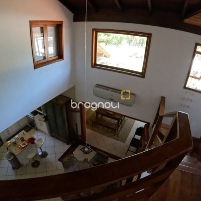 Casa de Condomínio com 230m², 3 quartos (sendo 3 suítes), 4 garagens, no bairro Rio Tavares em Florianópolis
