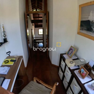 Casa de Condomínio com 230m², 3 quartos (sendo 3 suítes), 4 garagens, no bairro Rio Tavares em Florianópolis