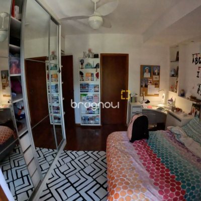 Casa de Condomínio com 230m², 3 quartos (sendo 3 suítes), 4 garagens, no bairro Rio Tavares em Florianópolis