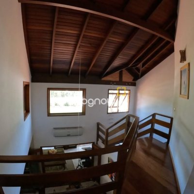 Casa de Condomínio com 230m², 3 quartos (sendo 3 suítes), 4 garagens, no bairro Rio Tavares em Florianópolis