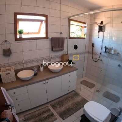 Casa de Condomínio com 230m², 3 quartos (sendo 3 suítes), 4 garagens, no bairro Rio Tavares em Florianópolis