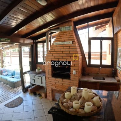 Casa de Condomínio com 230m², 3 quartos (sendo 3 suítes), 4 garagens, no bairro Rio Tavares em Florianópolis
