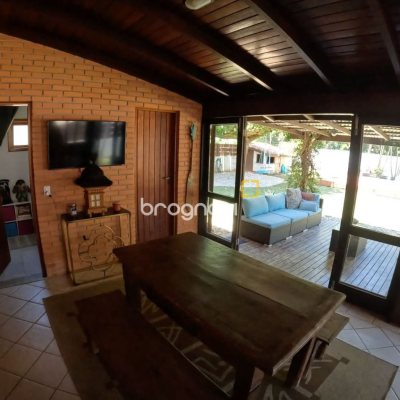 Casa de Condomínio com 230m², 3 quartos (sendo 3 suítes), 4 garagens, no bairro Rio Tavares em Florianópolis