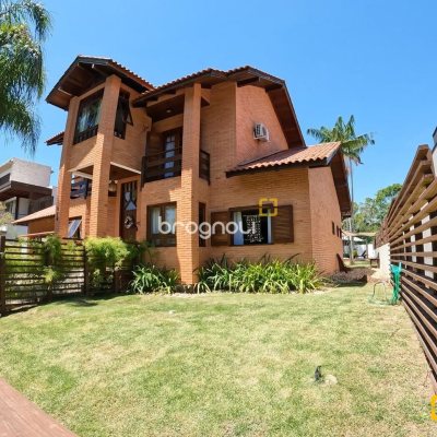 Casa de Condomínio com 230m², 3 quartos (sendo 3 suítes), 4 garagens, no bairro Rio Tavares em Florianópolis