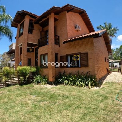 Casa de Condomínio com 230m², 3 quartos (sendo 3 suítes), 4 garagens, no bairro Rio Tavares em Florianópolis