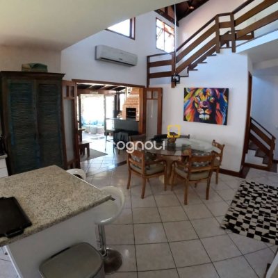 Casa de Condomínio com 230m², 3 quartos (sendo 3 suítes), 4 garagens, no bairro Rio Tavares em Florianópolis
