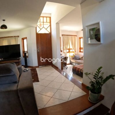 Casa de Condomínio com 230m², 3 quartos (sendo 3 suítes), 4 garagens, no bairro Rio Tavares em Florianópolis