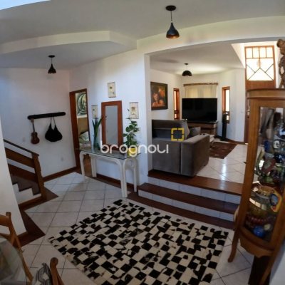 Casa de Condomínio com 230m², 3 quartos (sendo 3 suítes), 4 garagens, no bairro Rio Tavares em Florianópolis