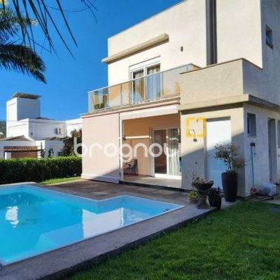 Casa de Condomínio com 200m², 4 quartos (sendo 3 suítes), 4 garagens, no bairro Cachoeira do Bom Jesus em Florianópolis