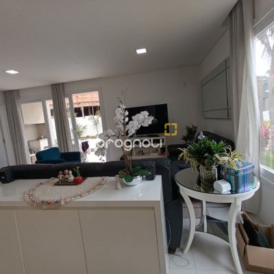 Casa de Condomínio com 200m², 4 quartos (sendo 3 suítes), 4 garagens, no bairro Cachoeira do Bom Jesus em Florianópolis