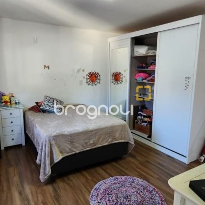 Casa de Condomínio com 200m², 4 quartos (sendo 3 suítes), 4 garagens, no bairro Cachoeira do Bom Jesus em Florianópolis